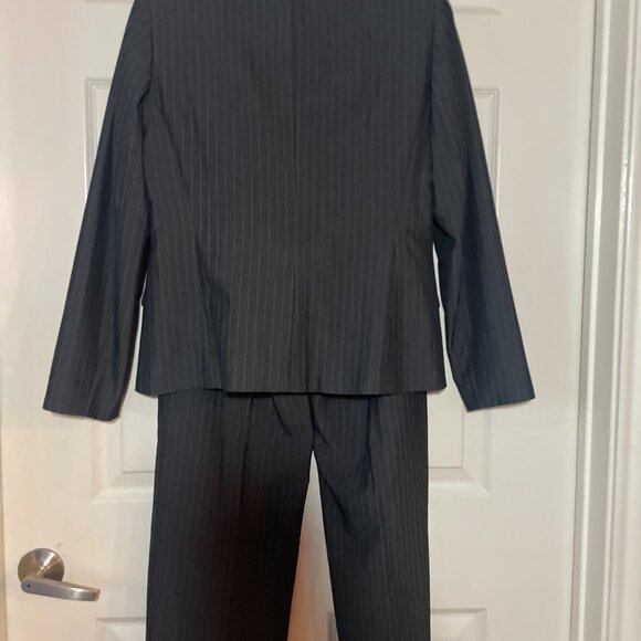 Evan Picone Women 2 Piece Grey & Blue pinstriped Suit - Picture 6 of 6